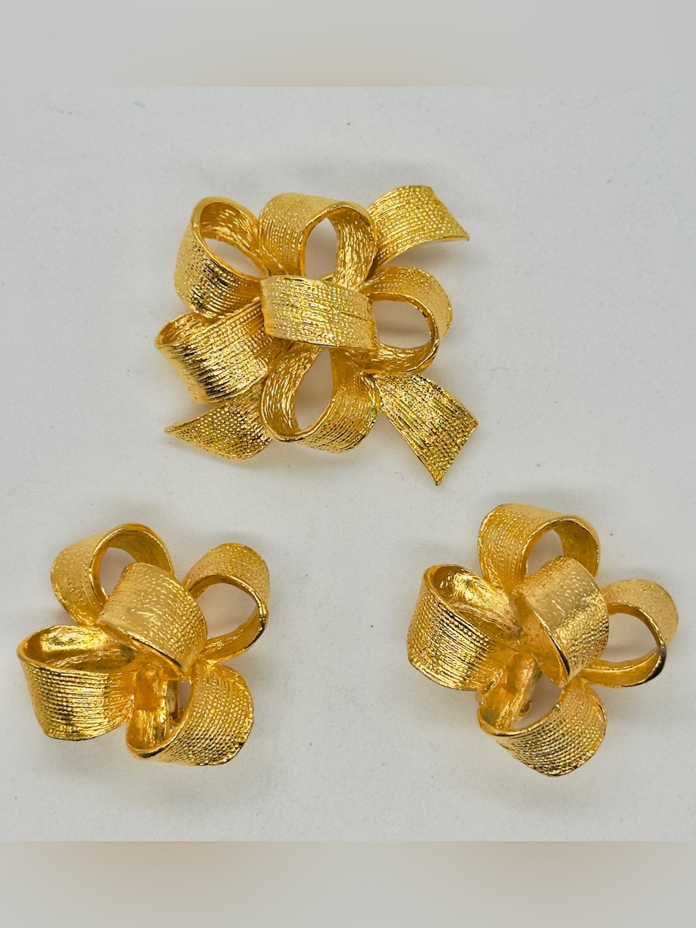 Vintage Carolina USA Gold Tone Bow Brooch Pin Clip Earring Set Christmas